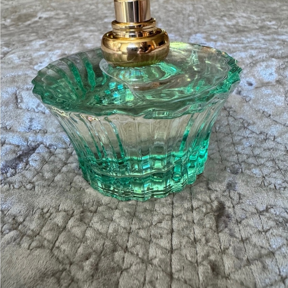 Elegant House of sillage perfume